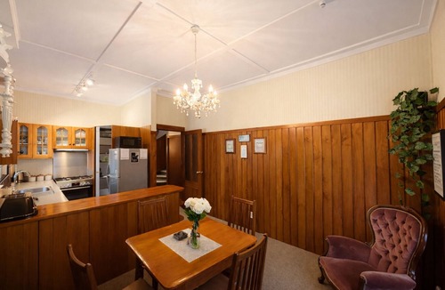 Te Kuiti House | 1920s Character Home & Private Garden Retreat