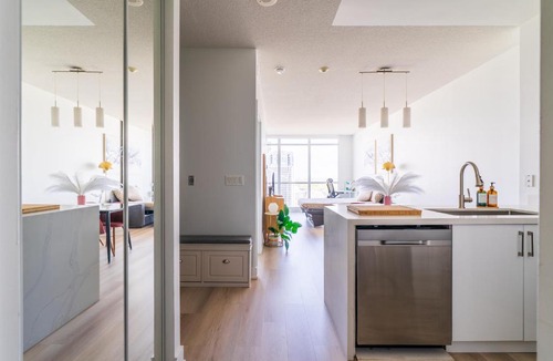 Downtown Toronto Apartment | 1BD Plus Den Lakeview Suite - Steps to CN Tower & Rogers Centre - Free Parking