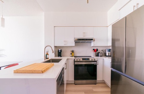 Downtown Toronto Apartment | 1BD Plus Den Lakeview Suite - Steps to CN Tower & Rogers Centre - Free Parking