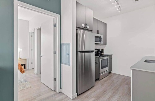 Lyn-Lake Apartment | 1BR Apt | Rooftop, Gym, Workspace