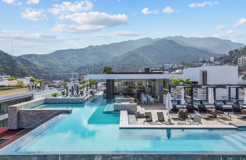 Emiliano Zapata Condo | 1BR w/Balcony + Bar + Gym | Stylish Loft 268