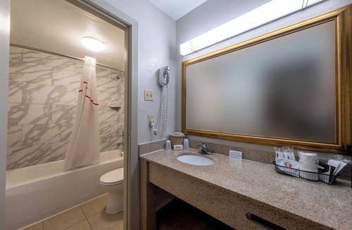 Charlottesville Hotel | 2 Affordable & Modern Rooms w/Parking & Bfast | Close to Dining & Wine Trails