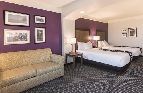 Arlington Hotel | 2 Full Beds w/Sleeper Sofa, La Quinta Inn, Free Shuttle to Six Flags, 2 Units