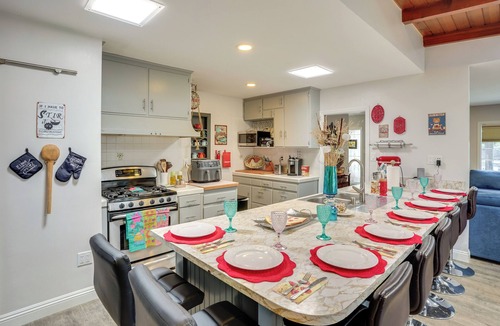 Harbor House | 2 Mi to Cal State Long Beach: Bungalow w/Hot Tub!