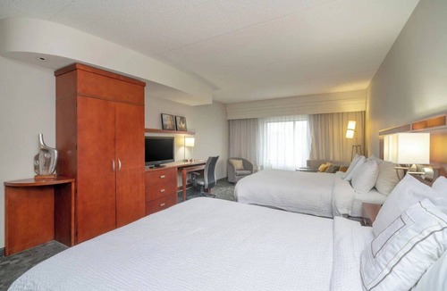 Salisbury Hotel | 2 Queens | Courtyard Salisbury | Ocean City Day Trip, Stadium, Pool | 2 Units