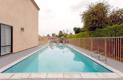 El Rancho Hotel | 2-Star Hotel ∙ Howard Johnson Hotel & Suites by Wyndham Pico Rivera
