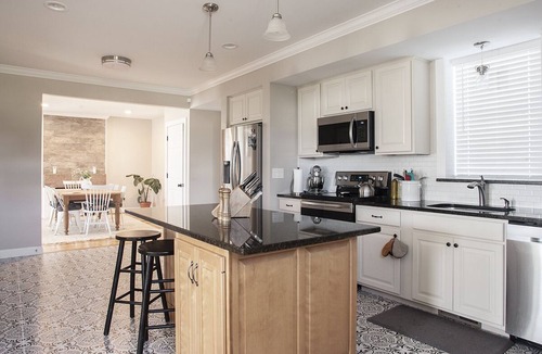 Broad Brook House | 200-year-old farmhouse is fitted with all the comforts of 21st Century living.