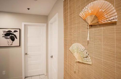 Cote-Des-Neiges—Notre-Dame-De-Grace Apartment | 204 - Modern Cozy Suite with 2BR, Gym, Parking, DT & Airport