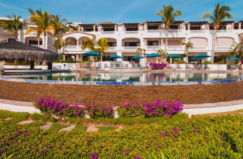 Buzzards Condo | 2BD Oceanview Condo with the Beachfront Club and Fitness Center Access