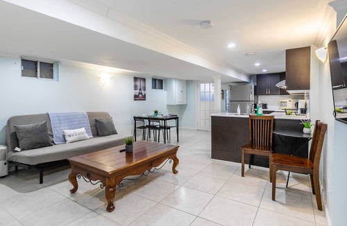 Little Italy Apartment | 2BR Apt - Close to Trinity Bellwoods Park!