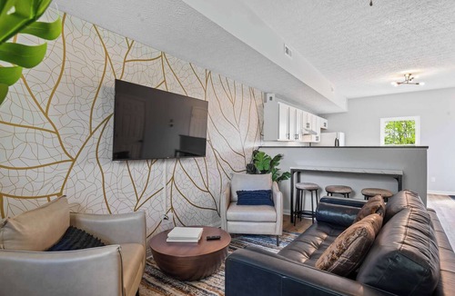 Williamstown Apartment | 2BR Condo Near Ark for 6 Guests - Free Parking