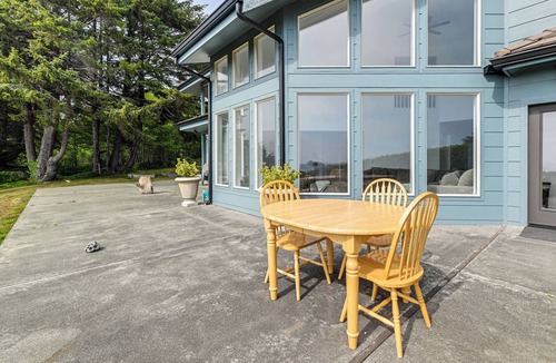 Brookings House | 3-Acre Property: Beachfront Home in Smith River!