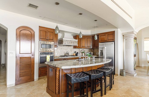 Buzzards Condo | 3 BD Oceanview Penthouse with infinity pool and jacuzzi