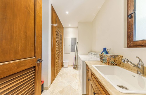Buzzards Condo | 3 BD Oceanview Penthouse with infinity pool and jacuzzi