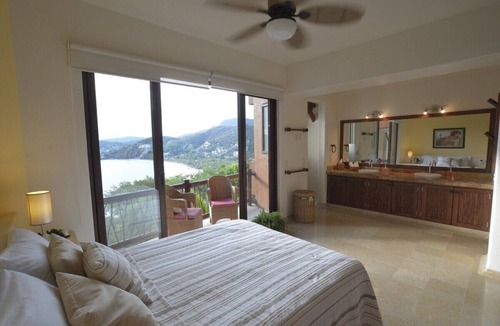 Playa Las Gatas Villa | 3 Bdrm Waterfront Apartment Overlooking Playa La Ropa