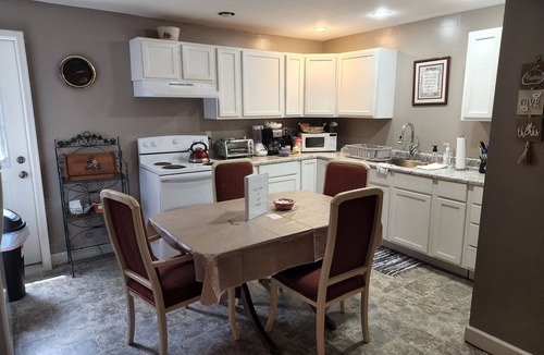Goshen Apartment | 3-bedroom apartment in marvelous Goshen with WiFi, AC