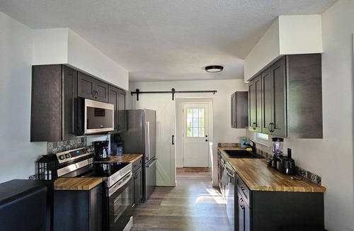 Mentor Headlands House | 3-bedroom house in gorgeous Mentor with AC