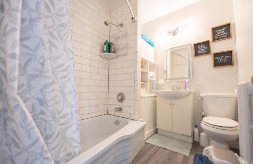 Northeast Minneapolis House | 3 bedrooms with parking near NE Arts District, 15min to NSC and US Bank Stadium