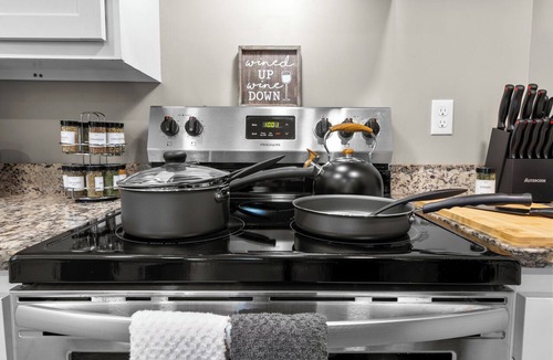 Westside Norwich Apartment | 3BR, 3 Queen Bed, 2 Mi To Mohegan
