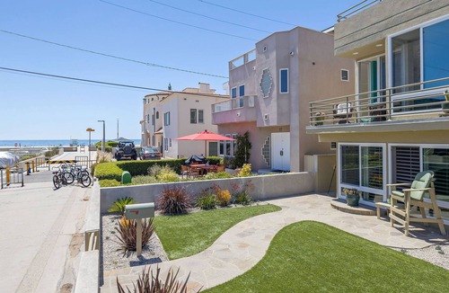 Hermosa Beach House | 4 Bed 3300 sq ft Hermosa Beach house 3 houses to STRAND!