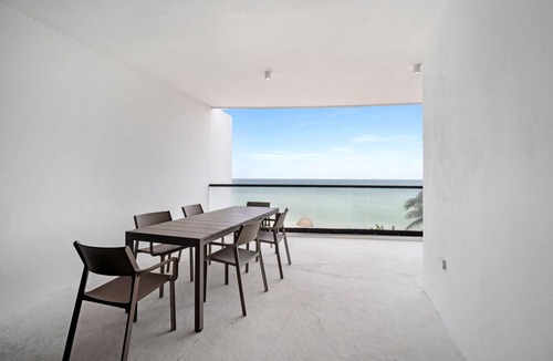 Miramar Apartment | 4-Bedroom Beachfront Apartment