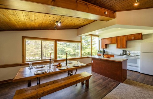 The Blue Mountains Cottage | 4 bedroom Cottage|Private Beach Access|Walk to Blue Mountain Village|#FO1