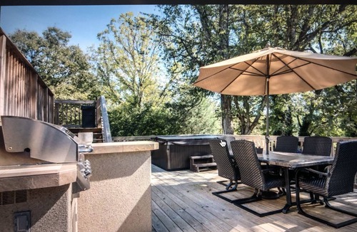 Cahal Street Group House | 4 Br - great deck/hot tub - 3 miles to Broadway !