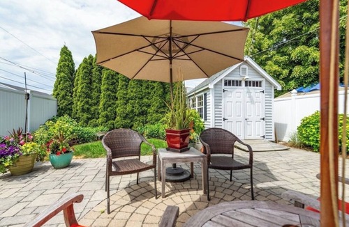 Waveland House | 4 minute walk to beach in Hull’s desirable Alphabets neighborhood!