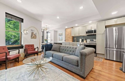Shaw Apartment | 4BR Historic DC Rowhouse · Sleeps 14 · Shaw