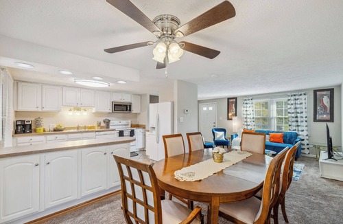 Waldorf House | 5- bedroom house DC ,VA , Booked by the room only .