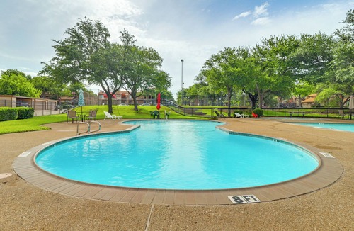 West Arlington House | 5 Mi to AT&T Stadium: Townhome w/Community Pools!