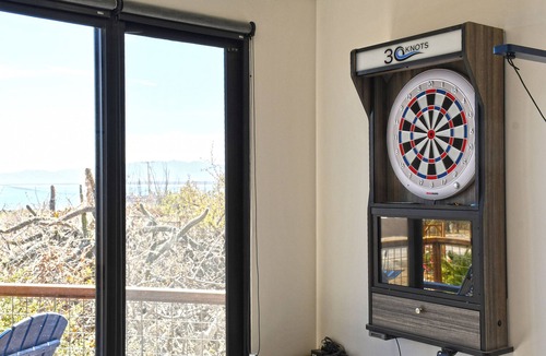 El Sargento House | 5BR/4BA repurposed shipping containers. Game room w/smart darts, shuffleboard, video games, Infinity board game, new 8 person hot tub, multiple decks w/firepits, fast Wifi (250 mb+)w/Starlink backup. Use of 2 SUPs. Daily housekeeping optional.