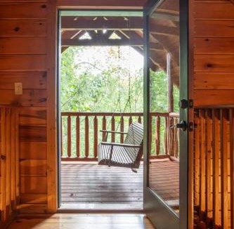 Gatlinburg House | 5BR Log Cabin, Game Room, Hot Tub, Swimming pool