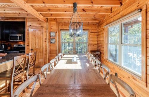 Epworth Ski Chalet | 5BR Modern Mountain Top Retreat, Jacuzzi & Firepit, Million Dollar View, Gigabit Internet