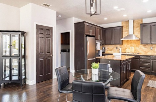 North Natomas House | 5BR within 10 min of Waterfront, Airport, Downtown Arena, Eatery, Trails & More!