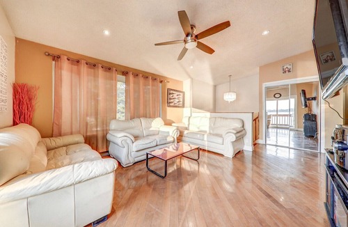Janetville Cottage | 6 BR Lakefront Cottage , 20 Slps , 1 Hr From Toronto , Hot tub