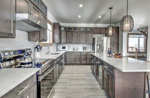 The Blue Mountains Cottage | 7 bdrm Luxury, 7.5 baths, Private Beach Access