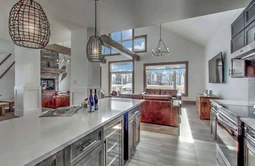 The Blue Mountains Cottage | 7 bdrm Luxury, 7.5 baths, Private Beach Access