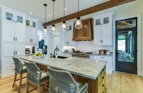 Torrance Cottage | 7 bed 6 bath oasis on Lake Muskoka! Boathouse + Bunkie!