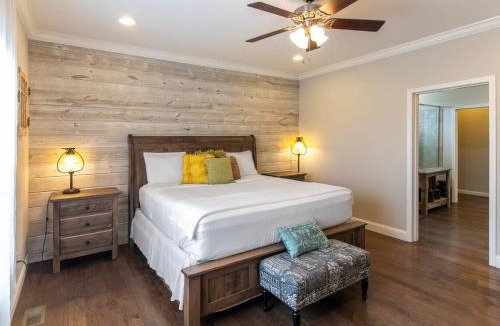 Rutland House | 80 Acres, Pool, Game room with Ping Pong & Billiards!