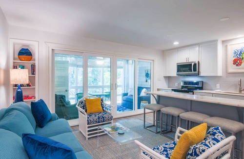 West Beach Village Villa | 90 Seconds to Beach! Fully Renovated Villa with Spacious Kitchen, Gorgeous Finishes & Screened Porch