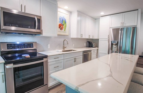 West Beach Village Villa | 90 Seconds to Beach! Fully Renovated Villa with Spacious Kitchen, Gorgeous Finishes & Screened Porch