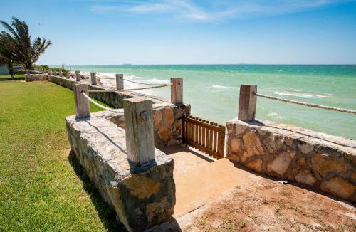 Chicxulub Puerto House | 97985 Stunning beachfront Suites Wi-Fi East of Progreso