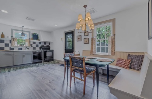 Irvington Cottage | A charming and peaceful getaway in the heart of Irvington, Virginia.