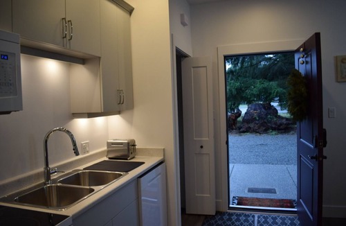 Regional District of Nanaimo Apartment | A complete self contained one bedroom apartment.