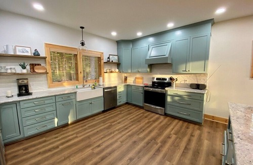 Fleetwood House | A Deer Haven - Upscale, Hot Tub, River Access, Views, Foosball, 2K Beds, WIFI