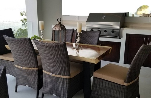 South Shore Hotel Area Condo | A Dream Worth Dreaming is a 3 bedroom 31/2 bathrooms beachfront property.