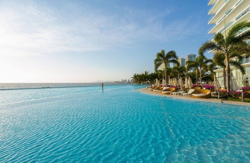 South Hotel Zone Condo | A luxurious beachfront property to delight any traveler's vacation dreams.