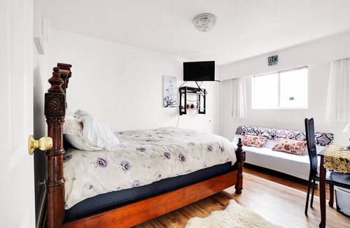 Riley Park House | Absolute 2BDR Q E/Riley Park/Main/Cambie Garden Retreat/mins Downtown/Parking