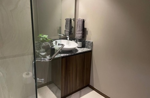 Acapulco Apartment | Acapulco Refuge: Elegant Apartment with Access to Pool and Beach
